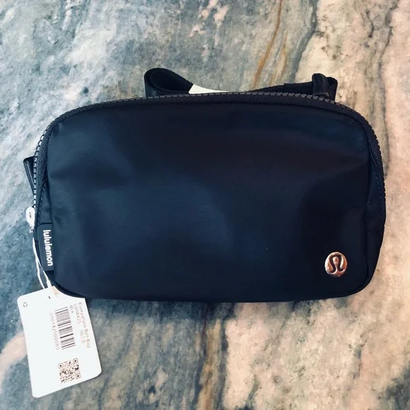 Lululemon Everywhere Belt Bag in Black - Picture 1 of 8